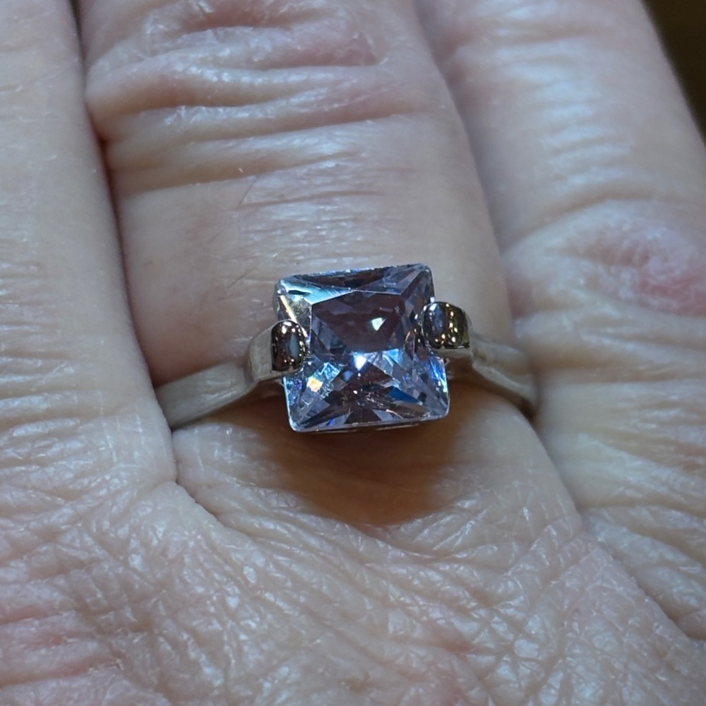 Elegant Silver toned Ring with Purple Gemstone Size 8